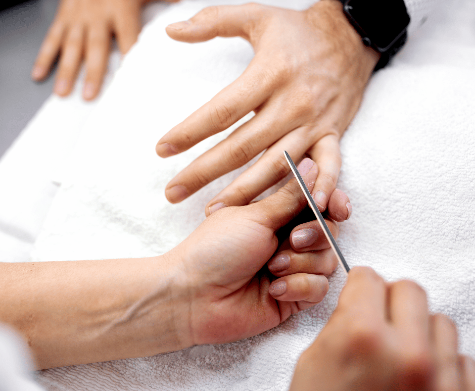 Bomba - Безпечний чоловічий манікюр: стерильність, форма без блиску, профілактика інфекцій і задирок. Поради та графік догляду. Запис у Салоні Bomba.