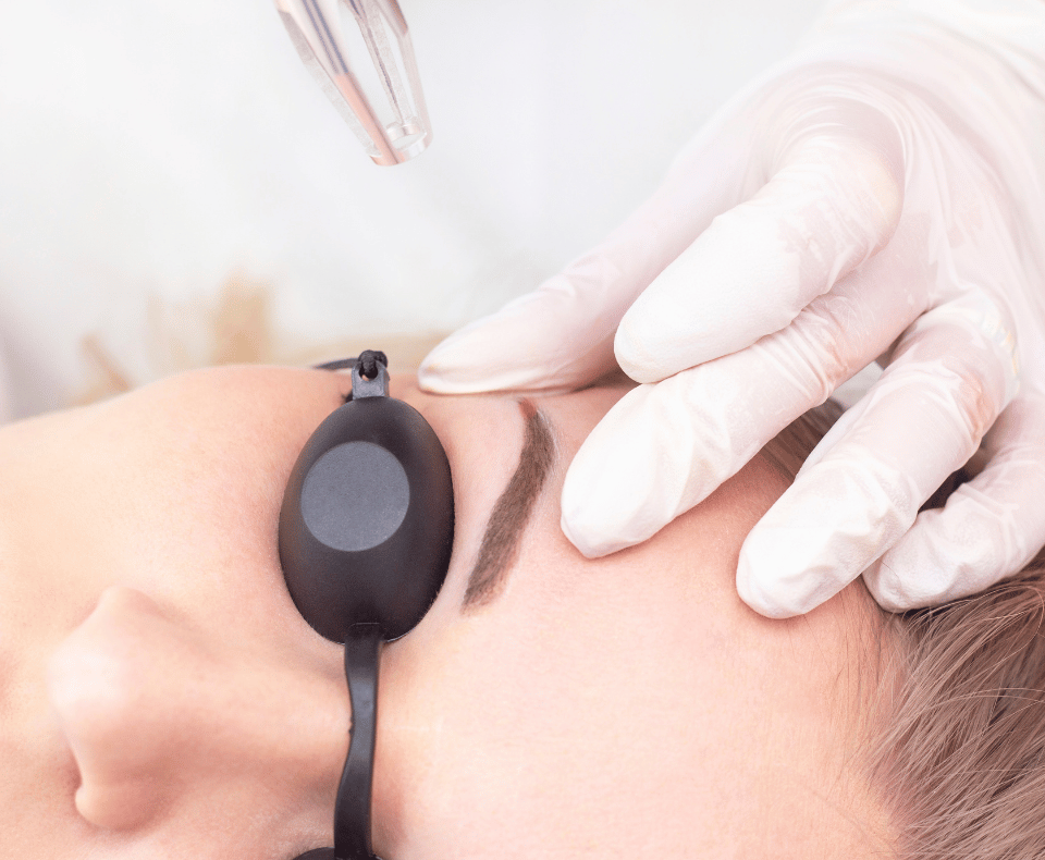 Bomba - Как безопасно обновить перманент: ремувер vs лазер vs перекрытие, кому что подходит, риски, уход и таймлайн до нового PMU. Запись в салон Bomba.