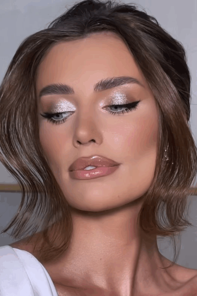 Bomba - Актуальный макияж на Новый Год 2026: секреты "ледяного" взгляда, тренды стрелок, стойкость тона и советы визажистов для праздничного образа.